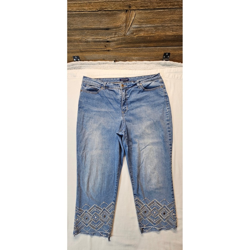 Bandolino Lisbeth Capri Jeans 16 Medium Wash Embroidered Eyelet Frayed Hem Blue